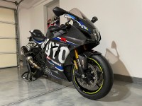 Das Verkleidungsset, das ich für meine GSX-R1000R 2022 gekauft habe, war in Qualität, Passform und Aussehen außergewöhnlich. Von dem Zeitpunkt meiner Bestellung über den gesamten Bestellvorgang bis hin zum Versand war der Service fantastisch. Als ich mein Verkleidungsset erhielt, überprüfte ich jedes Teil und es sah alles unglaublich aus, mit einem erstaunlichen Glanz und Schimmer. Beim Zusammenbau der Teile passte alles wie die Originalteile zusammen und ließ sich problemlos an meiner GSX-R montieren. Insgesamt bin ich sehr beeindruckt vom gesamten Bestellvorgang meiner kundenspezifischen Verkleidungen und kann sie jedem wärmstens empfehlen, der das Aussehen seines Motorrads aufwerten möchte. Was für ein großartiges Produkt und ein großartiges Unternehmen. – Nochmals vielen Dank